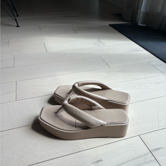 selling these oak+fort sandals! - Picture 1 of 3